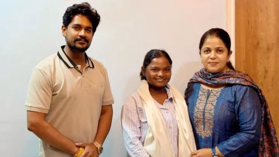 Singer Paramjeet Kaur, known for her viral song That Girl, stands smiling between MLA Amandeep Kaur Arora and social worker Malvika Sood during a felicitation event.